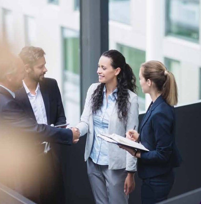 Adviseurs van Trustfin in gesprek met klanten